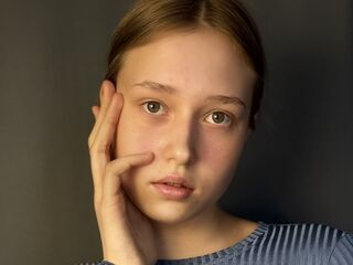 camgirl fingering bald pussy EvelinaMoorina