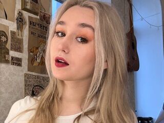 hot cam girl fingering shaved pussy IlianaEggenberg