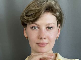 girl fingering shaved pussy JanHilbert