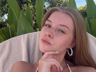 hot cam girl fingering shaved pussy LashandaWeider