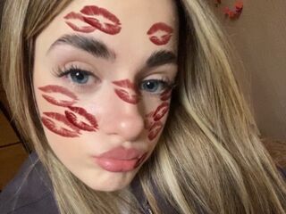 naughty cam girl fingering shaved pussy LatoyaMaccarino