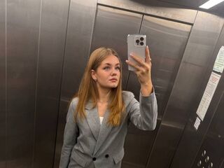 naughty camgirl masturbating with vibrator LizzieIacovino