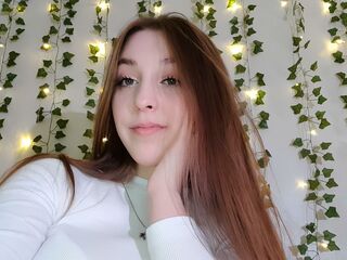 camgirl playing with vibrator MaudDilley