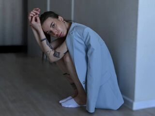 live webcam model MirnaLatourette
