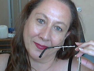 beautiful webcamgirl MyriamLevieux