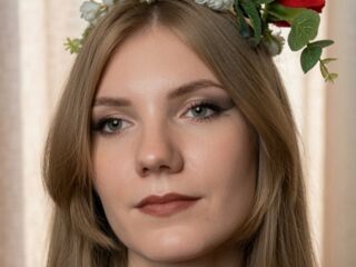 naked camgirl masturbating with vibrator SlyviaQuinonez