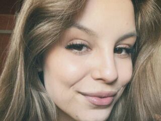 naughty camgirl masturbating with vibrator SunnivaHastey
