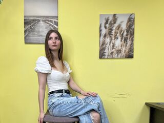 camgirl playing with vibrator WillaClutter